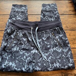 Athleta Pants Womens 10 Trekkie North Jogger In Ethereal Bloom Cottage